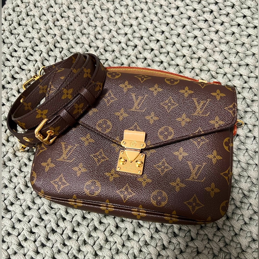 🕊️100% Authentic 🕊️ Louis Vuitton Pochette Metis Monogram